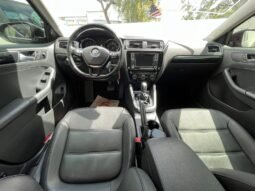 Volkswagen Jetta Highline TSI 2017 completo