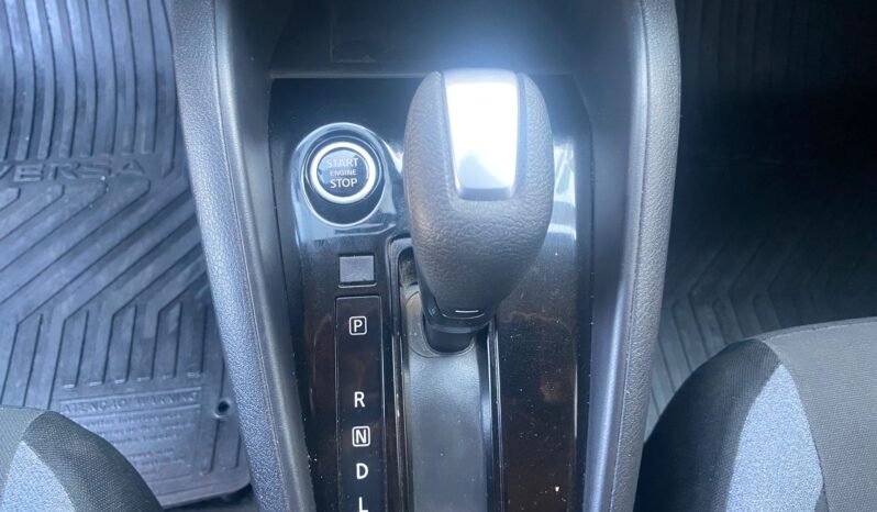 Nissan Versa Advance completo