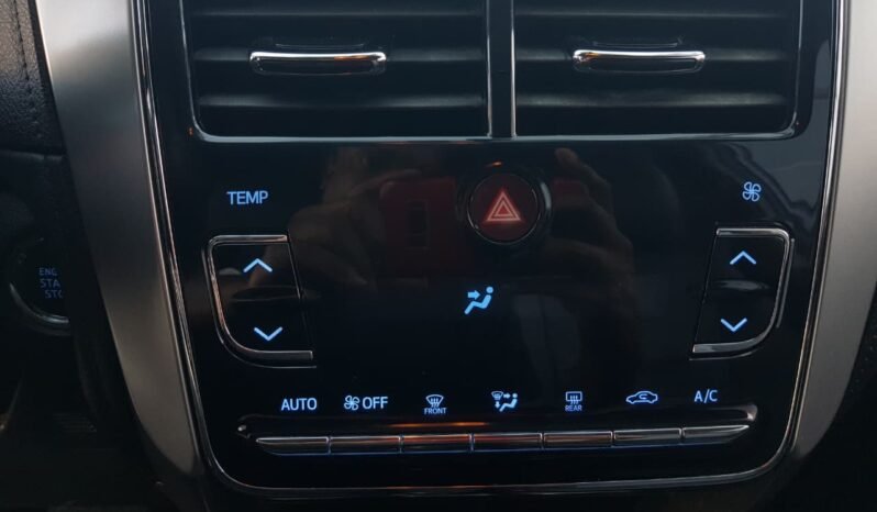 Toyota YARIS XLS Sedan 2020 completo